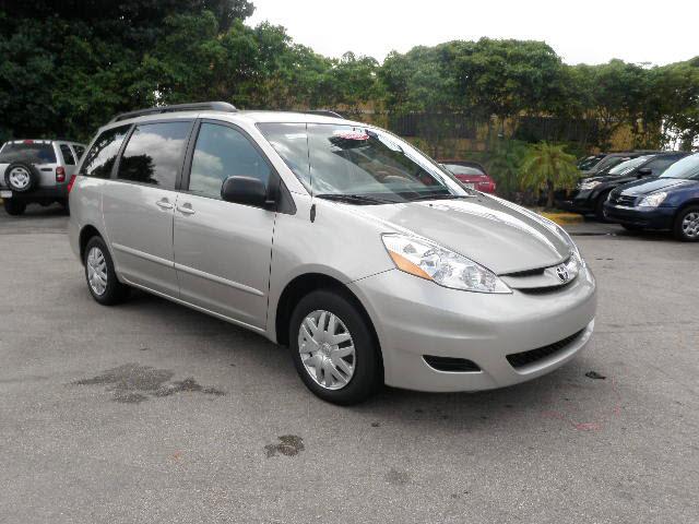 Toyota Sienna 2009 photo 2