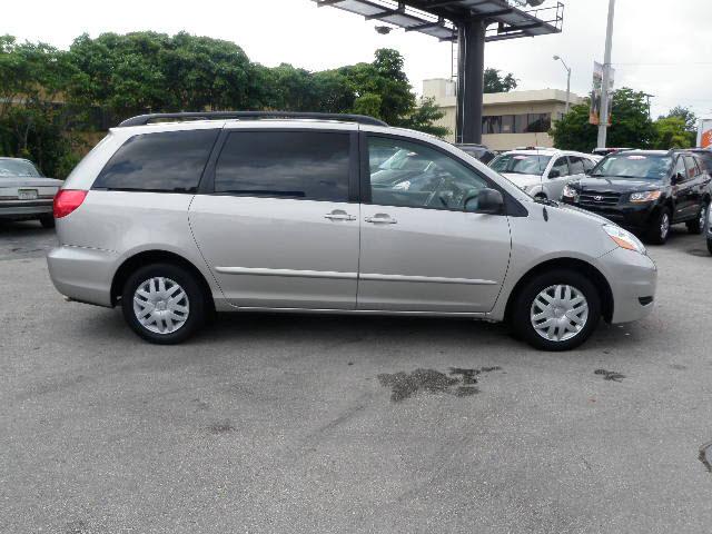 Toyota Sienna 2009 photo 3