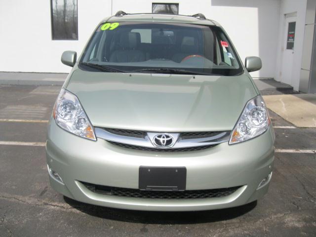 Toyota Sienna 2009 photo 2