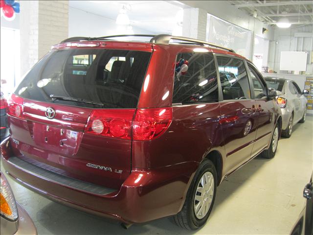 Toyota Sienna 2009 photo 4