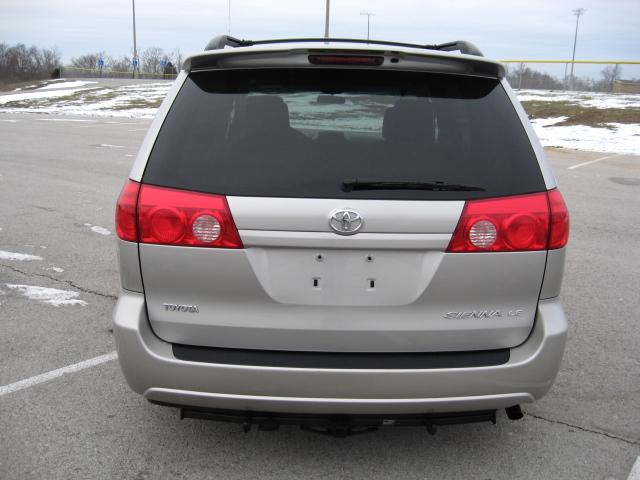 Toyota Sienna 2009 photo 2