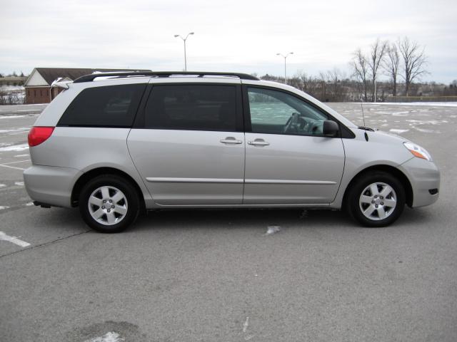 Toyota Sienna 2009 photo 3