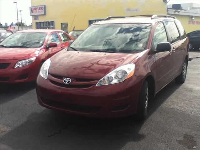 Toyota Sienna ES W/leather MiniVan