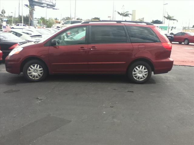 Toyota Sienna 2009 photo 1