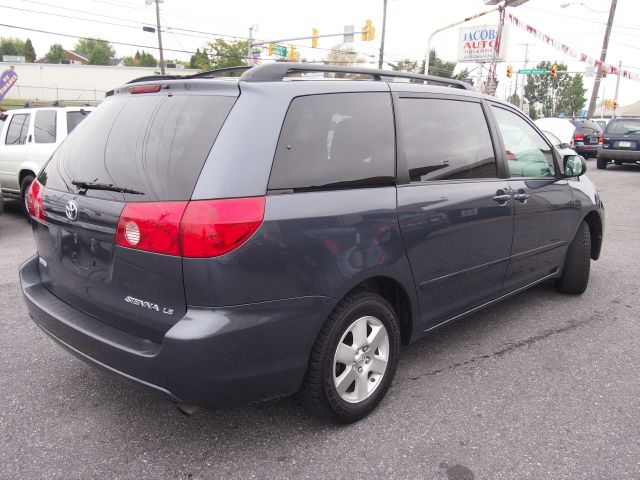 Toyota Sienna 2009 photo 2