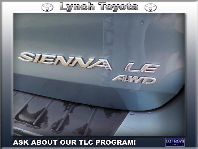 Toyota Sienna 2009 photo 2
