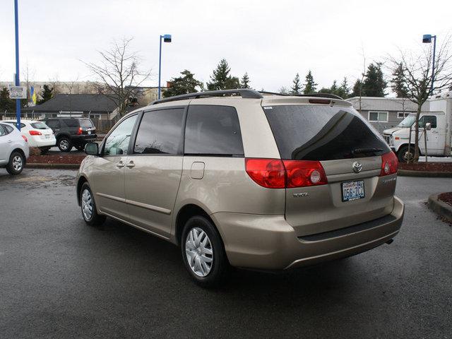 Toyota Sienna 2009 photo 2
