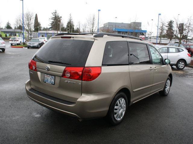 Toyota Sienna 2009 photo 4