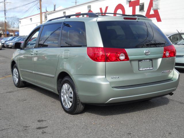 Toyota Sienna 2009 photo 2