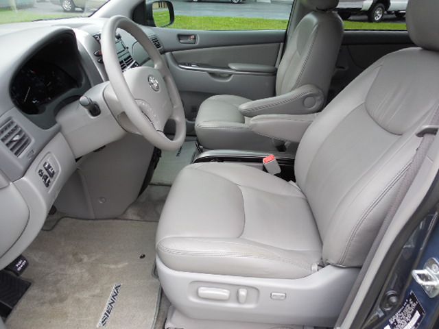 Toyota Sienna 2009 photo 2