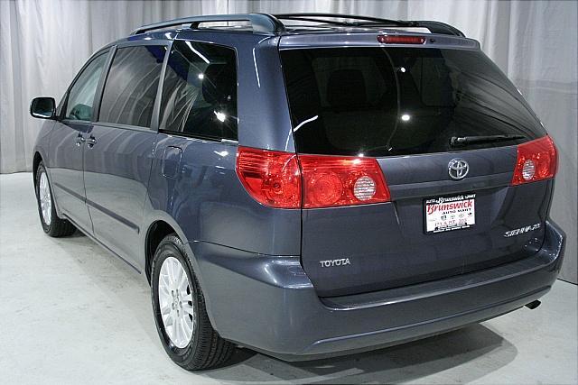 Toyota Sienna 2009 photo 1