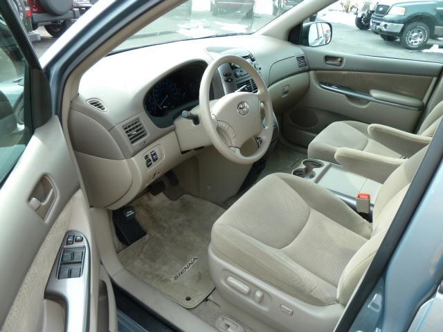 Toyota Sienna 2009 photo 2