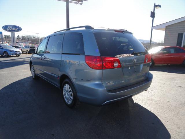 Toyota Sienna 2009 photo 2
