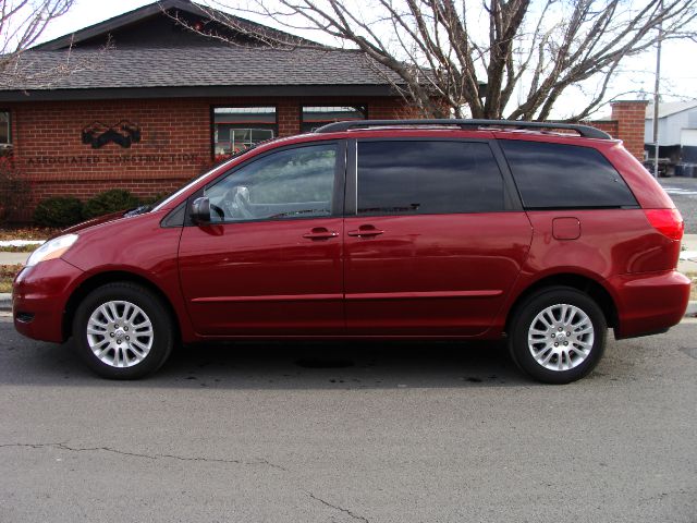 Toyota Sienna 2009 photo 2