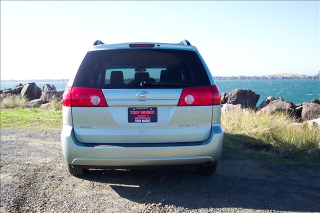 Toyota Sienna 2009 photo 2