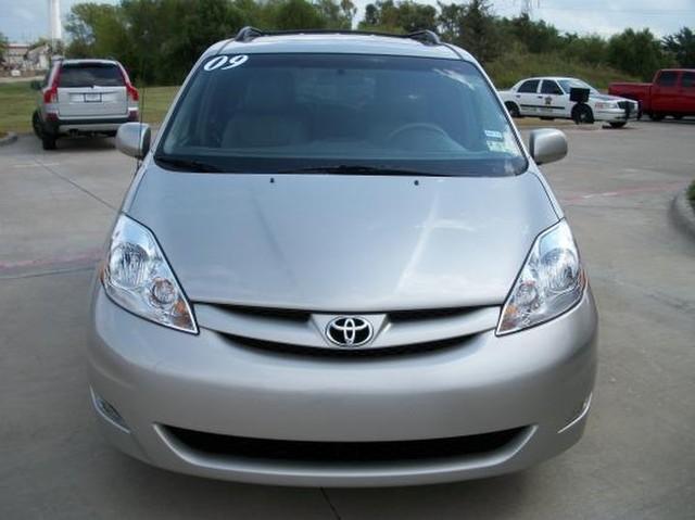 Toyota Sienna 2009 photo 1
