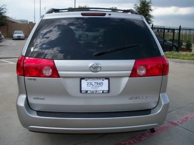 Toyota Sienna 2009 photo 4