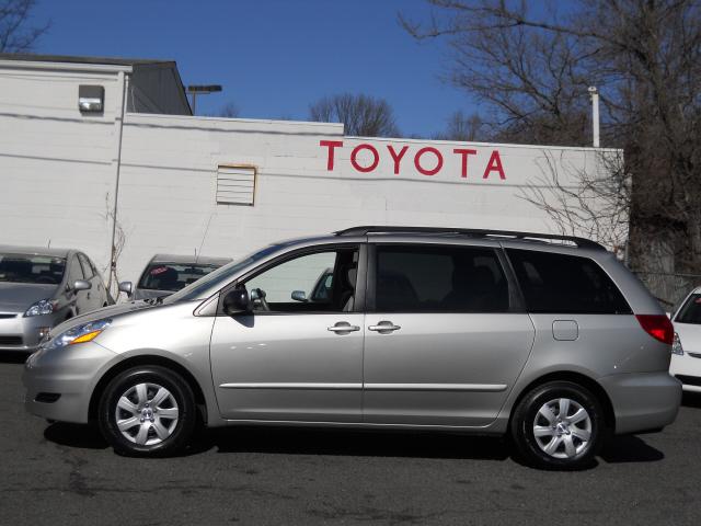 Toyota Sienna 2009 photo 1