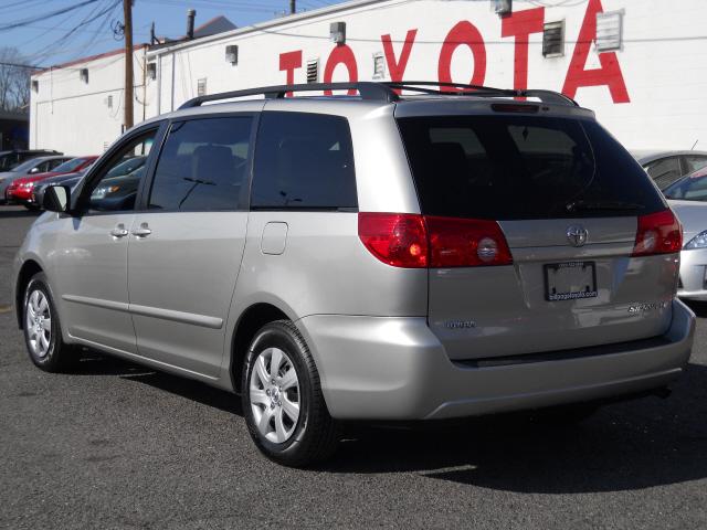Toyota Sienna 2009 photo 2