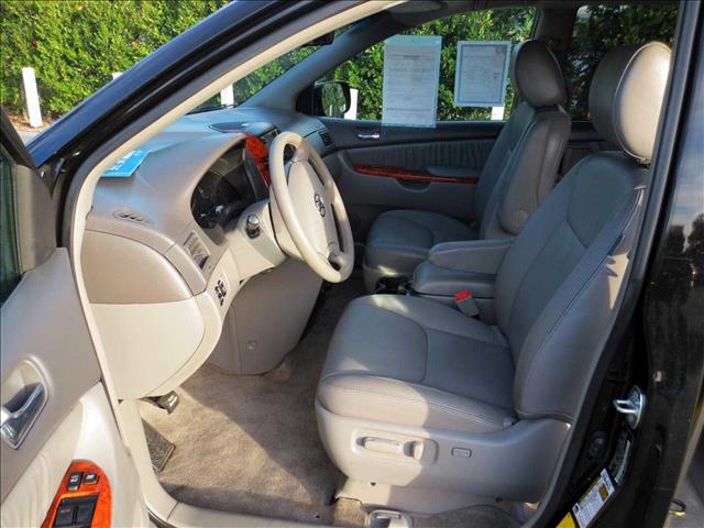 Toyota Sienna 2009 photo 2