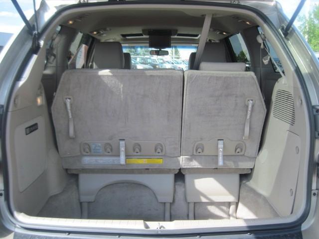 Toyota Sienna 2010 photo 1