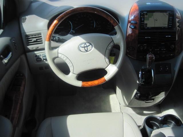 Toyota Sienna 2010 photo 4