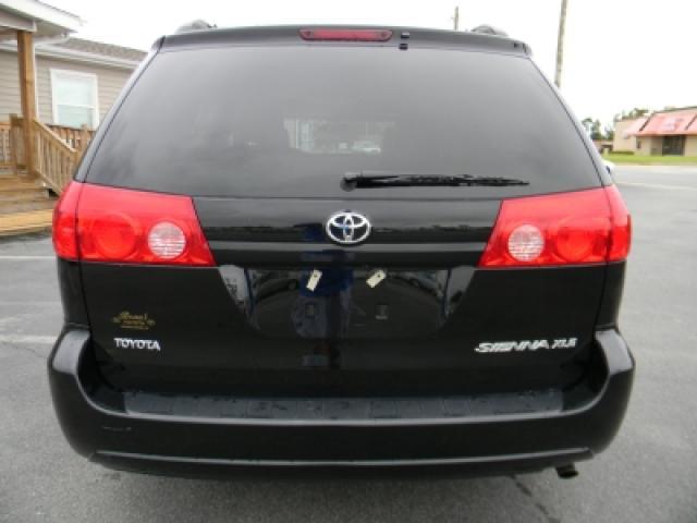 Toyota Sienna 2010 photo 1