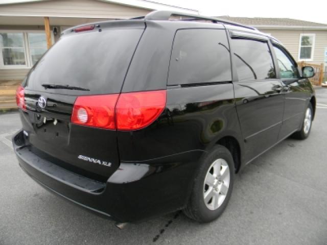 Toyota Sienna 2010 photo 2
