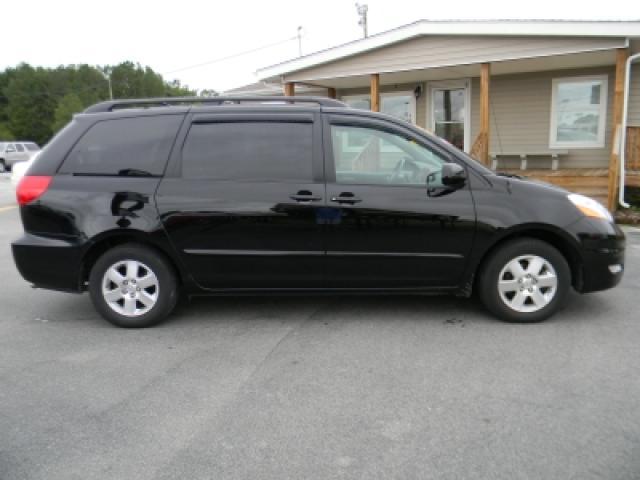 Toyota Sienna 2010 photo 3