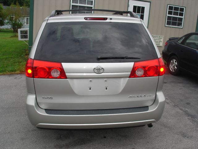 Toyota Sienna 2010 photo 1