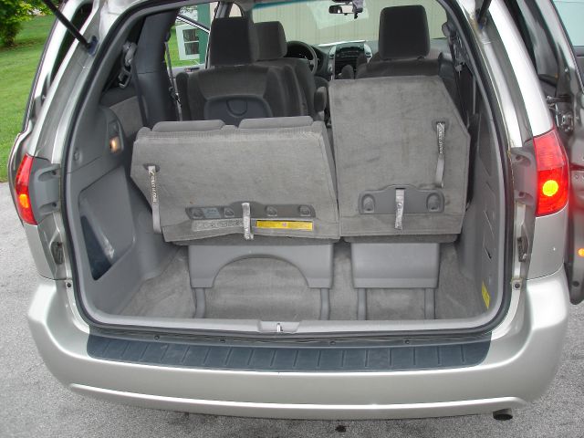 Toyota Sienna 2010 photo 10