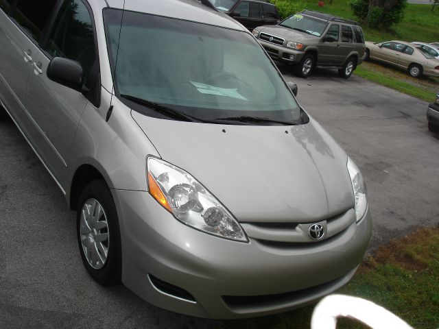 Toyota Sienna 2010 photo 4