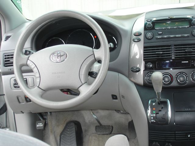 Toyota Sienna 2010 photo 8