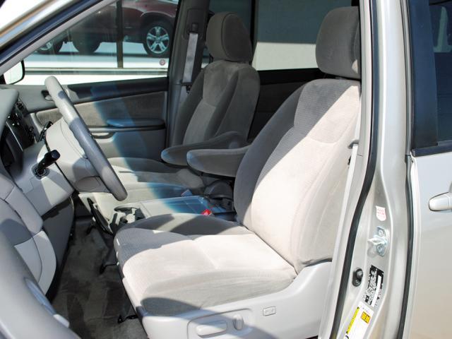 Toyota Sienna 2010 photo 2