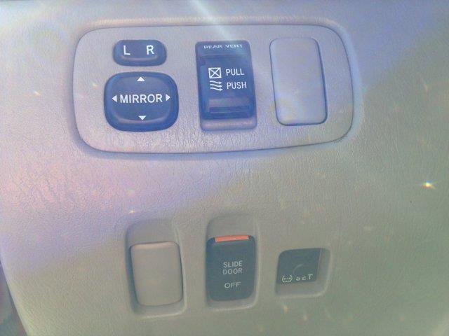 Toyota Sienna 2010 photo 4