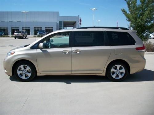 Toyota Sienna 2011 photo 3