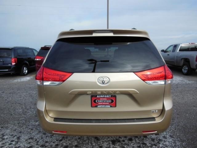 Toyota Sienna 2011 photo 3