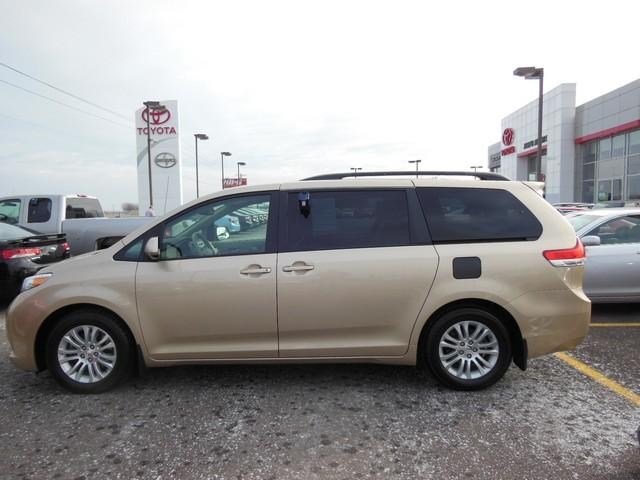 Toyota Sienna 2011 photo 1