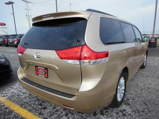 Toyota Sienna 2011 photo 4