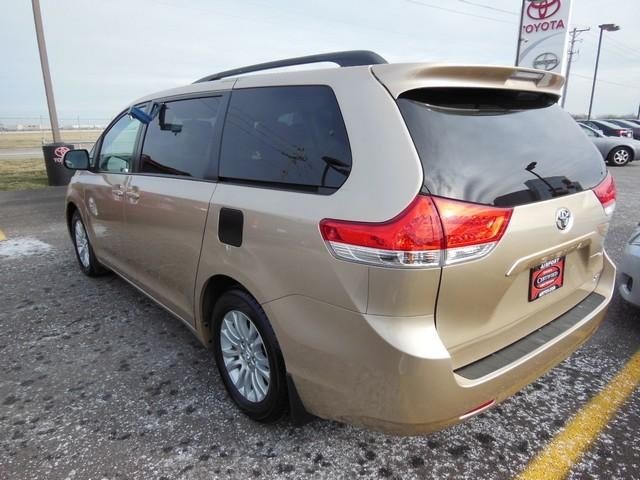 Toyota Sienna 2011 photo 2