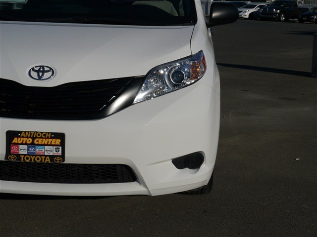 Toyota Sienna 2011 photo 1