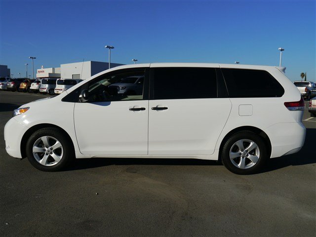 Toyota Sienna 2011 photo 3