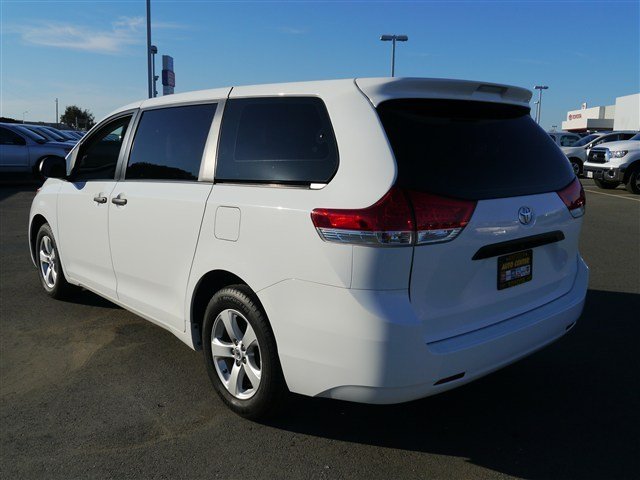 Toyota Sienna 2011 photo 4