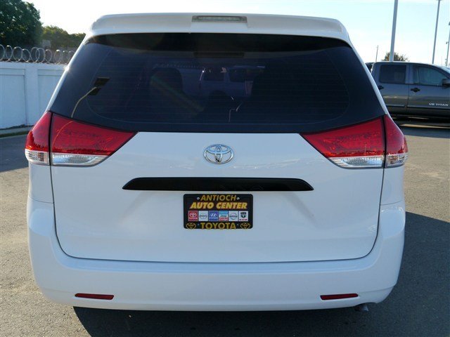 Toyota Sienna 2011 photo 5