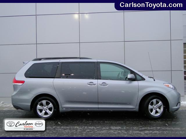 Toyota Sienna 2011 photo 1