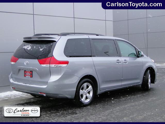 Toyota Sienna 2011 photo 2