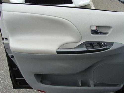 Toyota Sienna 2011 photo 2