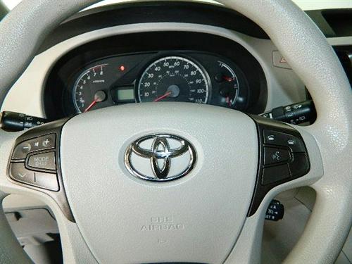 Toyota Sienna 2011 photo 2