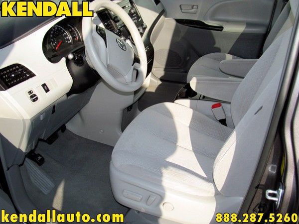 Toyota Sienna 2011 photo 4