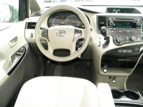 Toyota Sienna 2011 photo 3